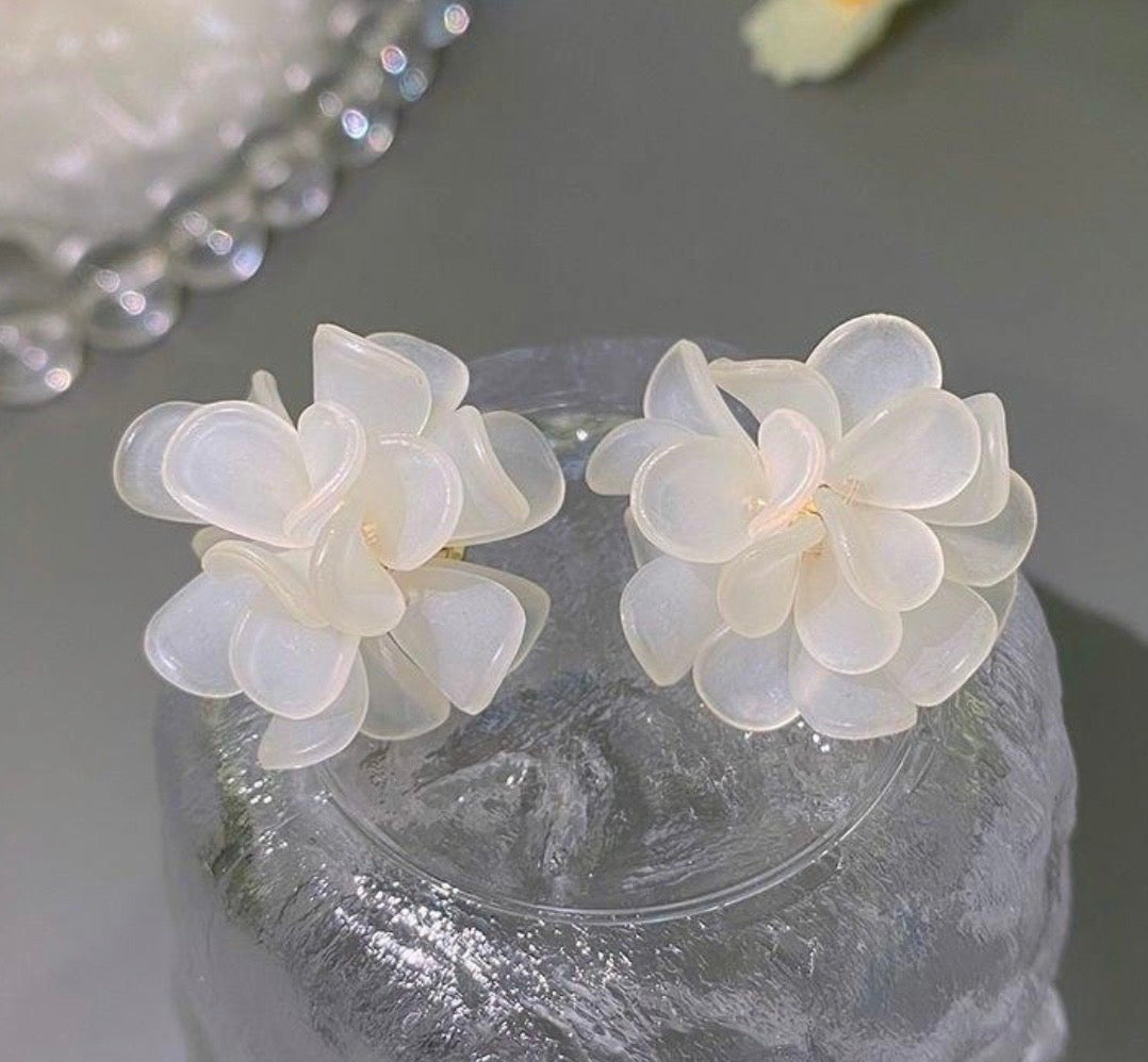 Flower studs pair