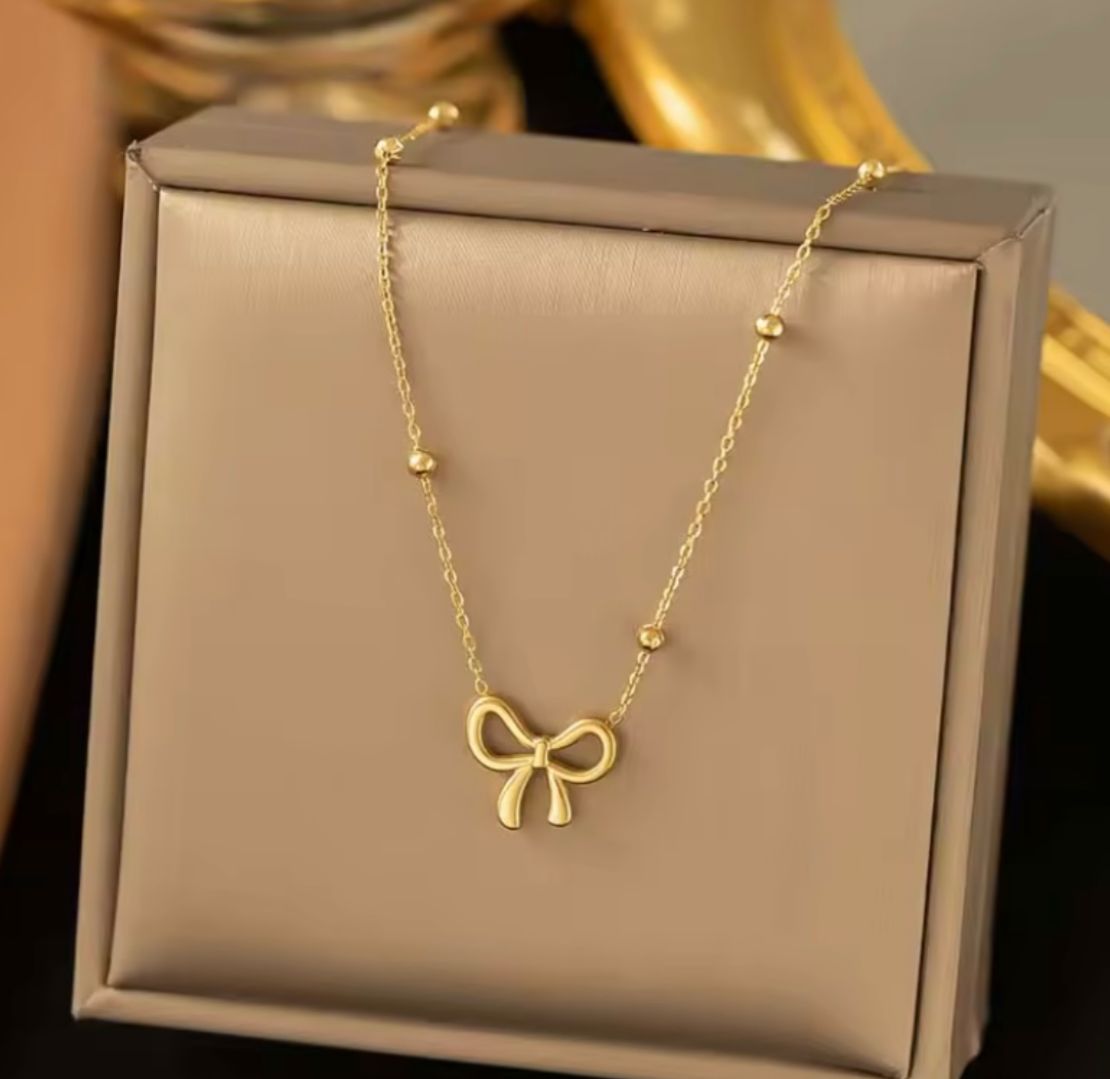 Gold Bow Pendant Necklace – Minimal Elegance with Feminine Charm